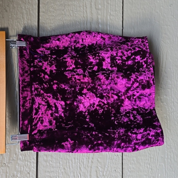 PrettyLittleThing Burgundy Crushed Velvet  Mini Skirt US 4 small - Picture 4 of 7